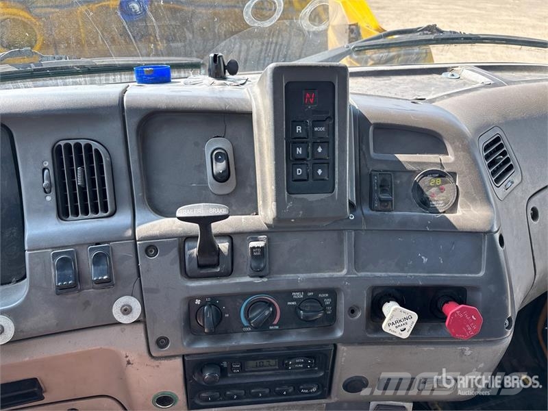 Sterling LT7500 شاحنات مسطحة/مفصلية الجوانب