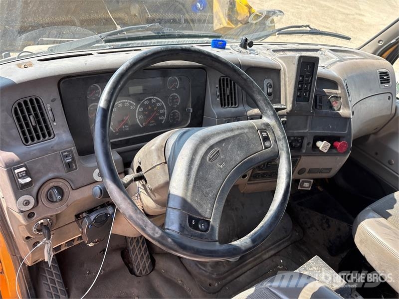Sterling LT7500 شاحنات مسطحة/مفصلية الجوانب