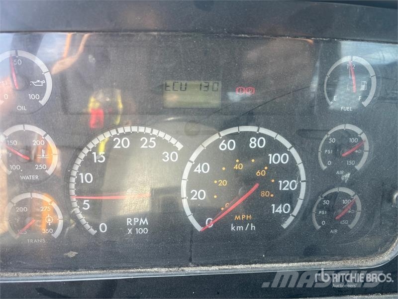 Sterling LT7500 شاحنات مسطحة/مفصلية الجوانب