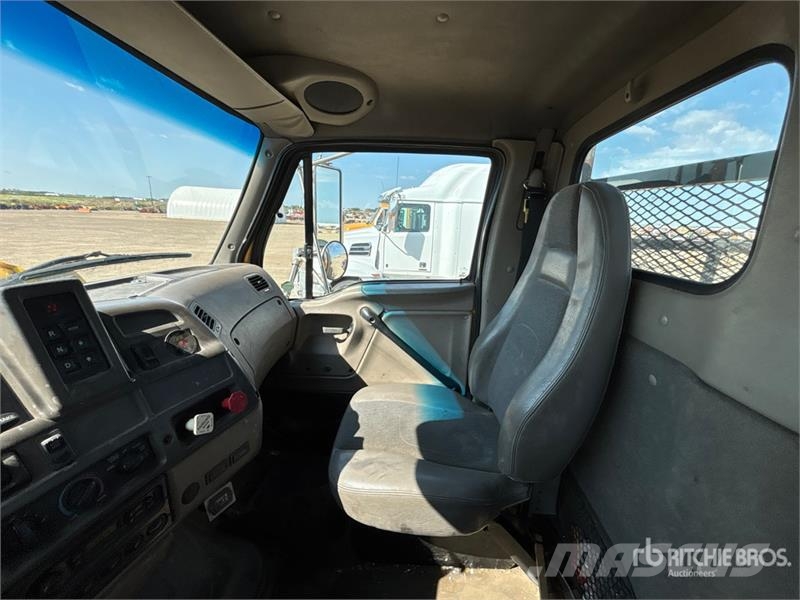 Sterling LT7500 شاحنات مسطحة/مفصلية الجوانب