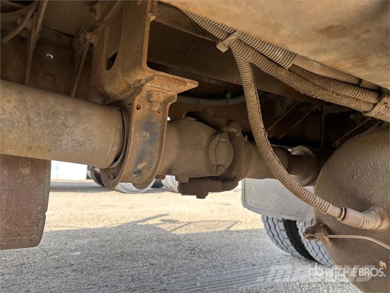 Sterling LT7500 شاحنات مسطحة/مفصلية الجوانب