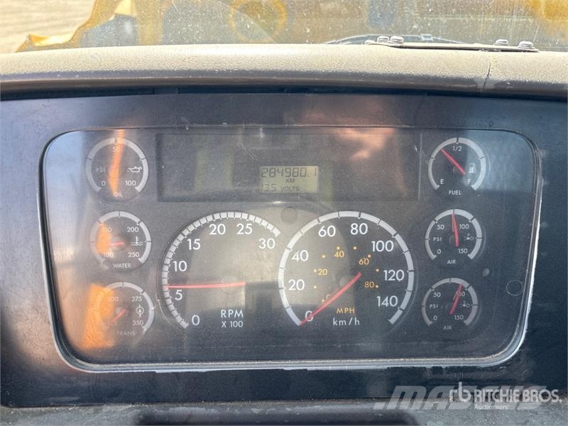 Sterling LT7500 شاحنات مسطحة/مفصلية الجوانب