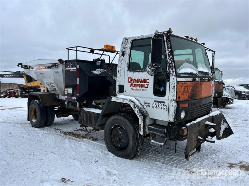 Sterling RA-400 300 gal on Sterling 4x2 Hot Patch Truck Tovornjaki cisterne