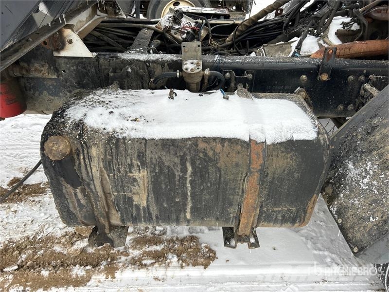 Sterling RA-400 300 gal on Sterling 4x2 Hot Patch Truck Tovornjaki cisterne