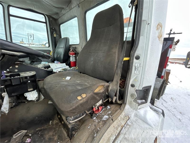 Sterling RA-400 300 gal on Sterling 4x2 Hot Patch Truck Tovornjaki cisterne
