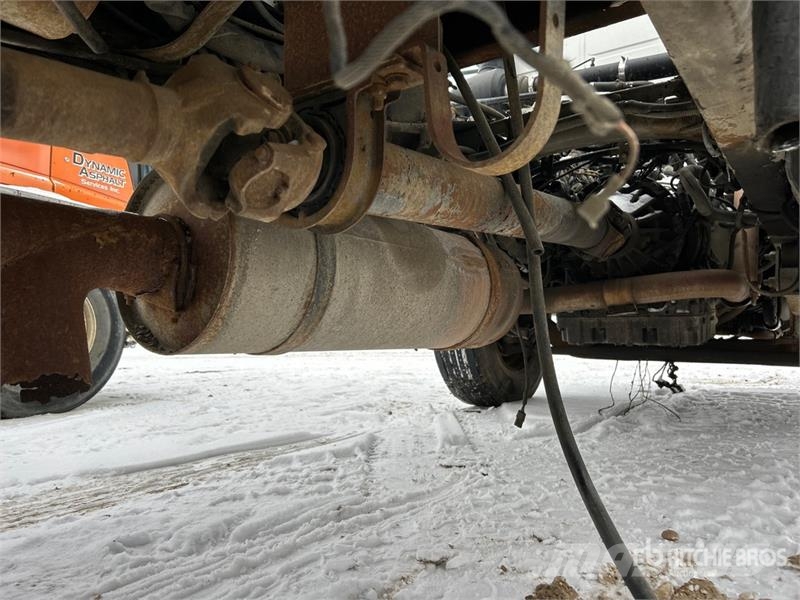 Sterling RA-400 300 gal on Sterling 4x2 Hot Patch Truck Tovornjaki cisterne