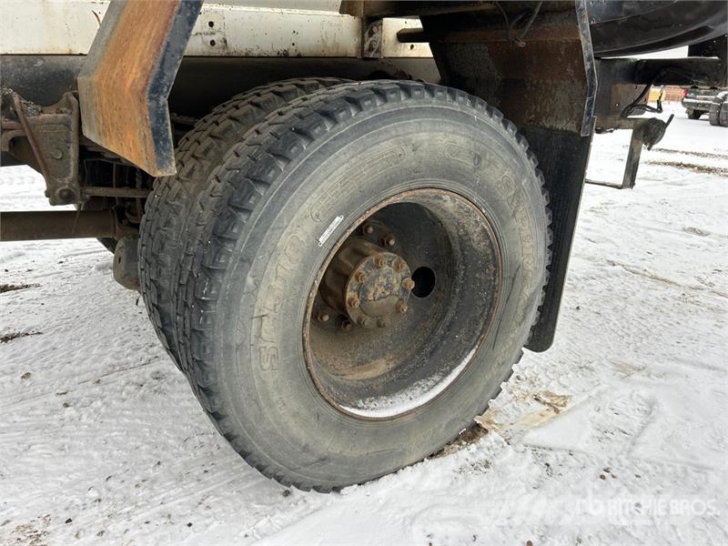 Sterling RA-400 300 gal on Sterling 4x2 Hot Patch Truck Tovornjaki cisterne