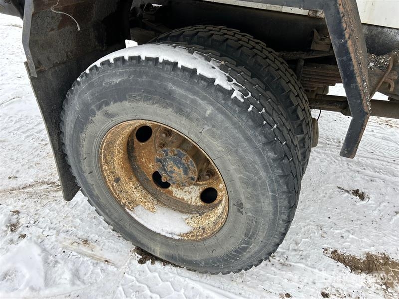 Sterling RA-400 300 gal on Sterling 4x2 Hot Patch Truck Tovornjaki cisterne