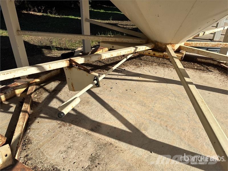  Stor-King +/- 2500 bu 3 Ring Smooth Wall Hopper Gr وحدات / آلات معالجة المحاصيل وتخزينها - أخرى