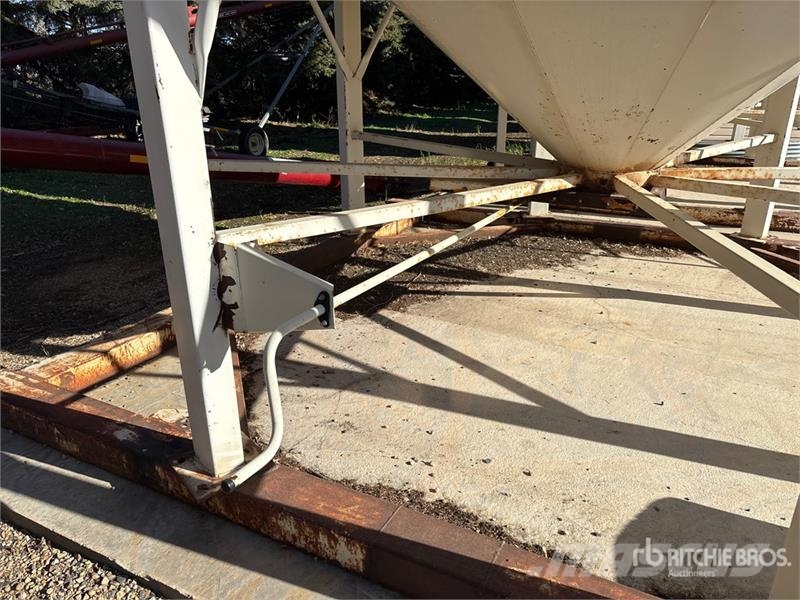  Stor-King +/- 2500 bu 3 Ring Smooth Wall Hopper Gr وحدات / آلات معالجة المحاصيل وتخزينها - أخرى