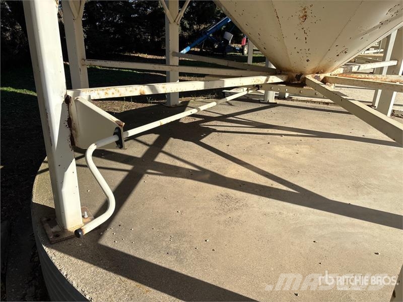  Stor-King +/- 2500 bu 3 Ring Smooth Wall Hopper Gr وحدات / آلات معالجة المحاصيل وتخزينها - أخرى