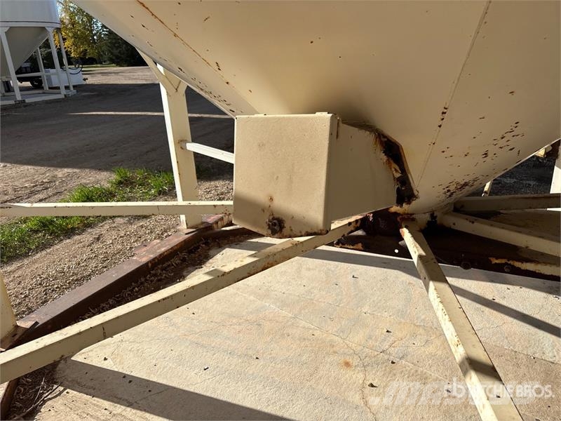  Stor-King +/- 2500 bu 3 Ring Smooth Wall Hopper Gr وحدات / آلات معالجة المحاصيل وتخزينها - أخرى