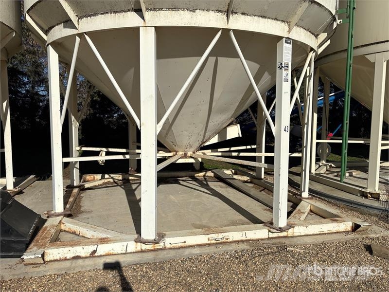  Stor-King +/- 2500 bu 3 Ring Smooth Wall Hopper Gr وحدات / آلات معالجة المحاصيل وتخزينها - أخرى