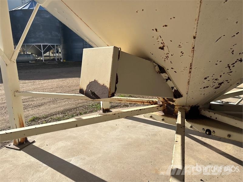  Stor-King +/- 2500 bu 3 Ring Smooth Wall Hopper Gr وحدات / آلات معالجة المحاصيل وتخزينها - أخرى