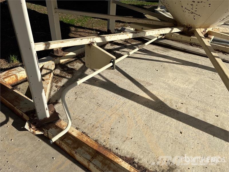  Stor-King +/- 2500 bu 3 Ring Smooth Wall Hopper Gr وحدات / آلات معالجة المحاصيل وتخزينها - أخرى