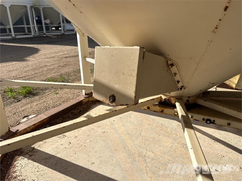  Stor-King +/- 2500 bu 3 Ring Smooth Wall Hopper Gr وحدات / آلات معالجة المحاصيل وتخزينها - أخرى