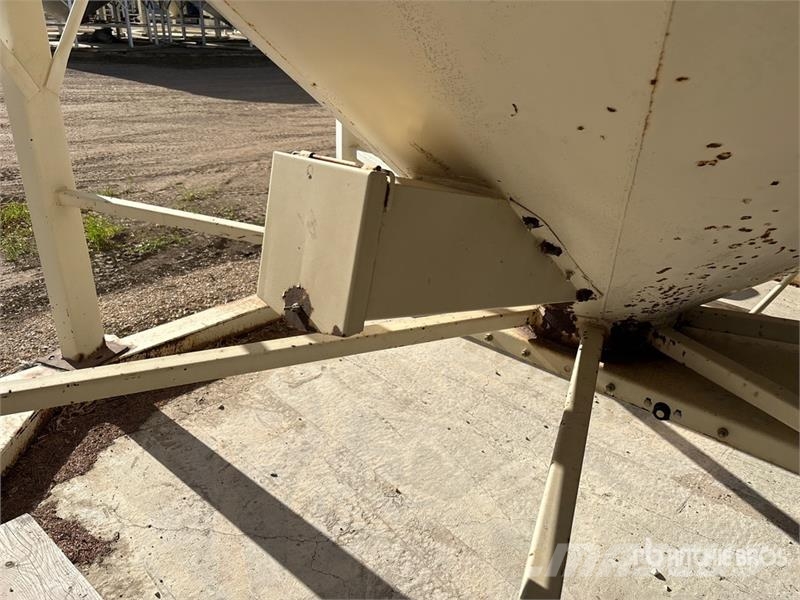  Stor-King +/- 2500 bu 3 Ring Smooth Wall Hopper Gr وحدات / آلات معالجة المحاصيل وتخزينها - أخرى