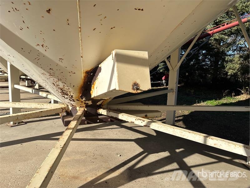  Stor-King +/- 2500 bu 3 Ring Smooth Wall Hopper Gr وحدات / آلات معالجة المحاصيل وتخزينها - أخرى