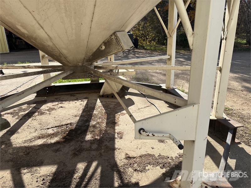  Stor-King +/- 3000 bu 3 Ring Smooth Wall Hopper Gr وحدات / آلات معالجة المحاصيل وتخزينها - أخرى