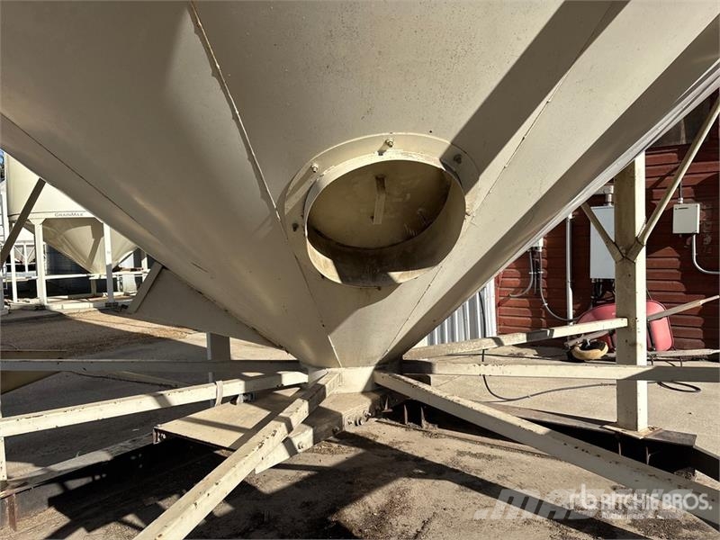  Stor-King +/- 3000 bu 3 Ring Smooth Wall Hopper Gr وحدات / آلات معالجة المحاصيل وتخزينها - أخرى