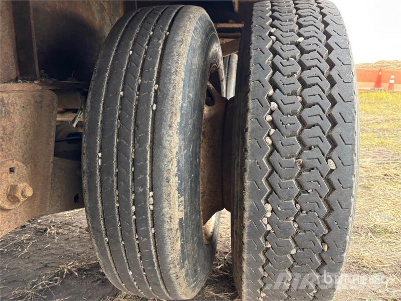 Stoughton 53 ft Tri/A Step Deck Trailer Низькорамні причепи