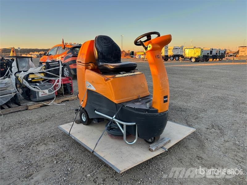Taski Swingo 2500 Ride-On Electric Floor Scrubber 其他拖车