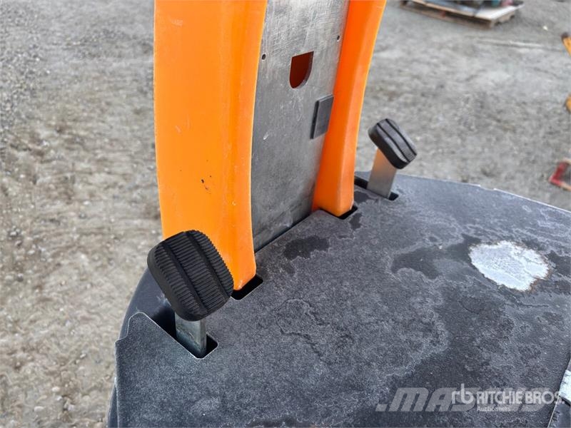 Taski Swingo 2500 Ride-On Electric Floor Scrubber 其他拖车