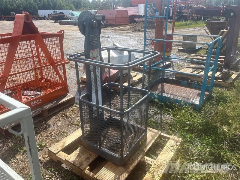 Terex 24 in 300 lb Personnel Basket - Fits Bucket Truck Mât vertical