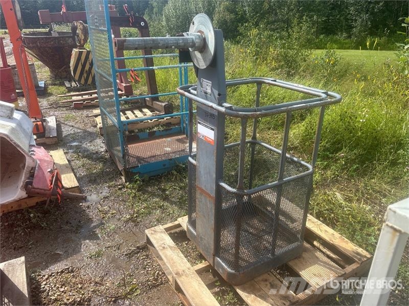 Terex 24 in 300 lb Personnel Basket - Fits Bucket Truck Mât vertical