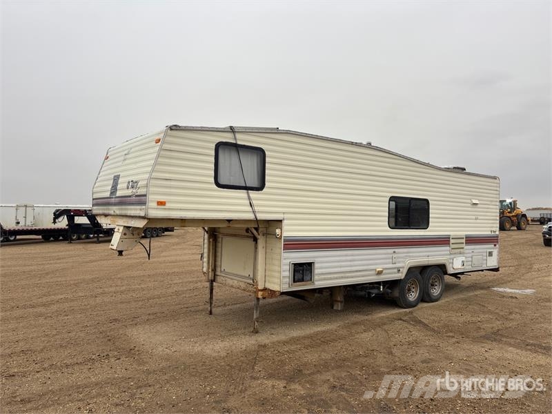  Terry Resort 27 ft 6 in T/A Travel Trailer Inne przyczepy