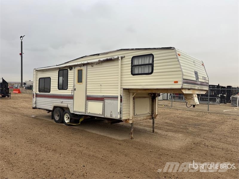  Terry Resort 27 ft 6 in T/A Travel Trailer Inne przyczepy