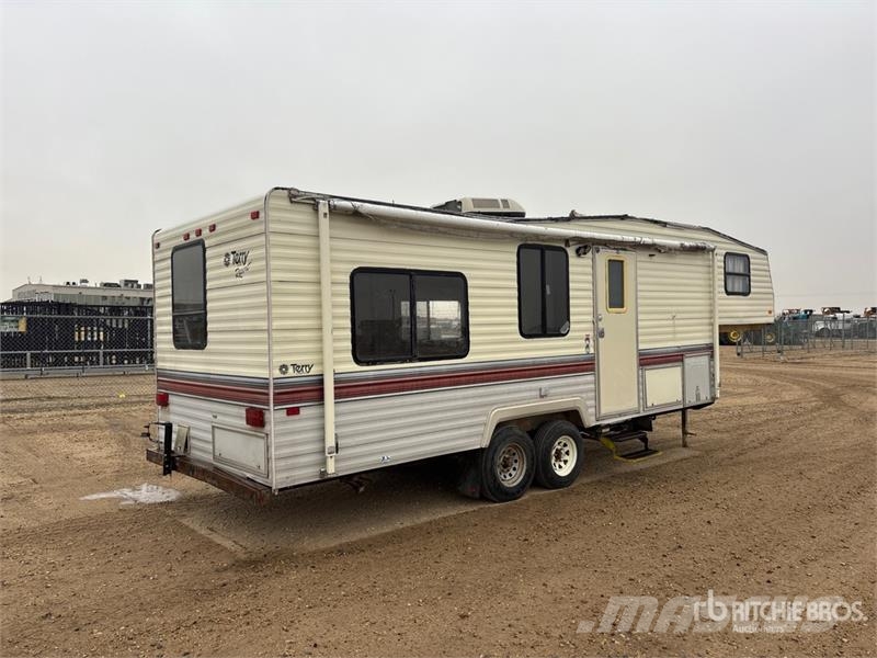  Terry Resort 27 ft 6 in T/A Travel Trailer Inne przyczepy