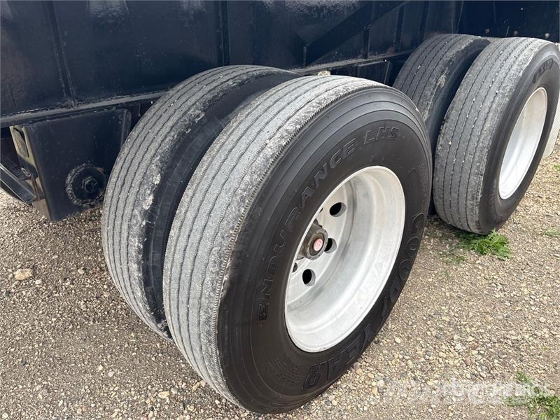 Thruway 32 ft T/A T/A Flatbed Trailer Platós / Ponyvás pótkocsik