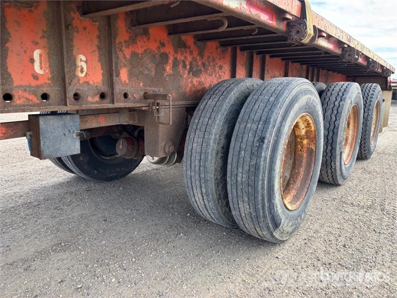  Thruway ROADMASTER 53 ft Tri/A C/W Bunks Flatbed T مقطوروات مسطحة/مفصلية الجوانب