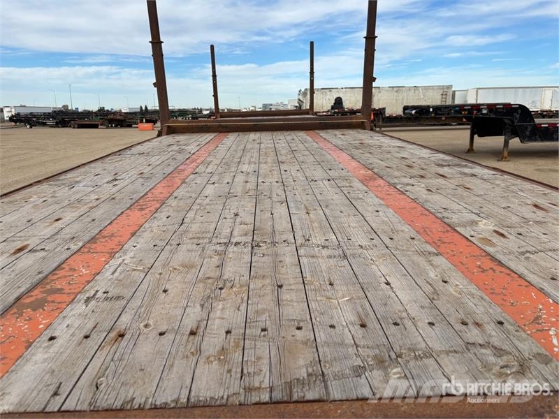  Thruway ROADMASTER 53 ft Tri/A C/W Bunks Flatbed T مقطوروات مسطحة/مفصلية الجوانب