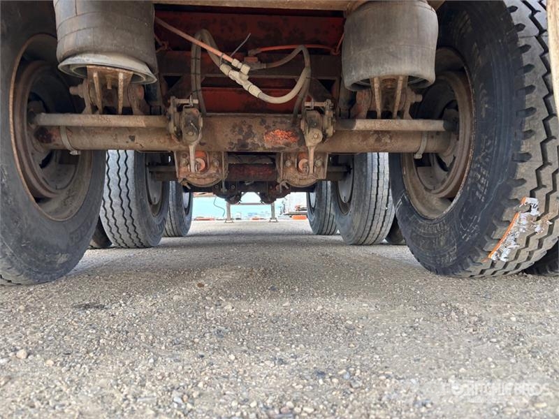  Thruway ROADMASTER 53 ft Tri/A C/W Bunks Flatbed T مقطوروات مسطحة/مفصلية الجوانب