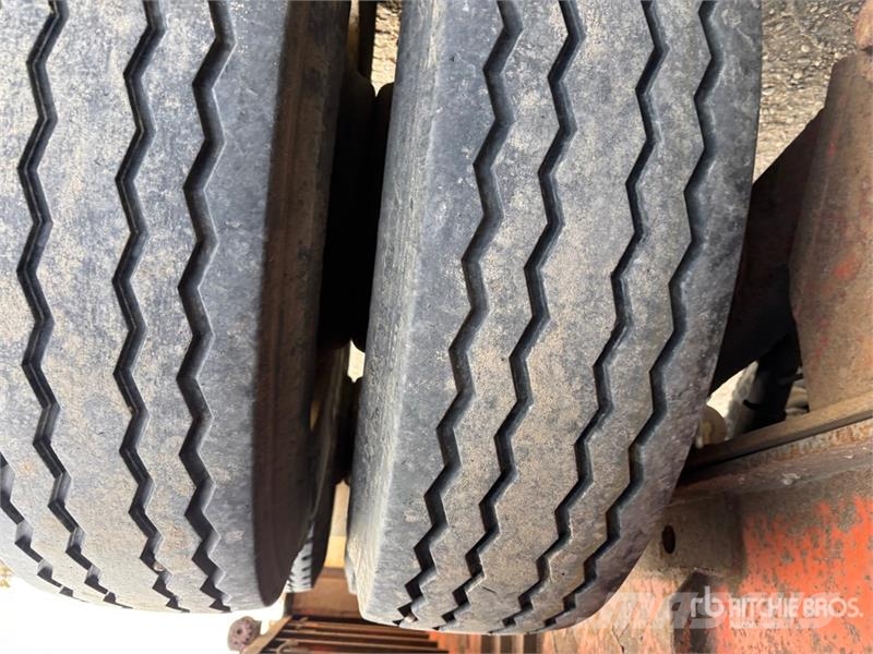  Thruway ROADMASTER 53 ft Tri/A C/W Bunks Flatbed T مقطوروات مسطحة/مفصلية الجوانب