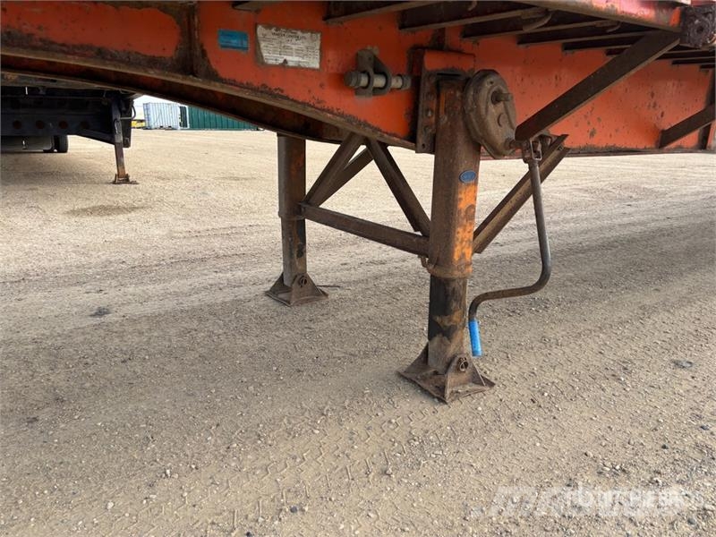  Thruway ROADMASTER 53 ft Tri/A C/W Bunks Flatbed T مقطوروات مسطحة/مفصلية الجوانب