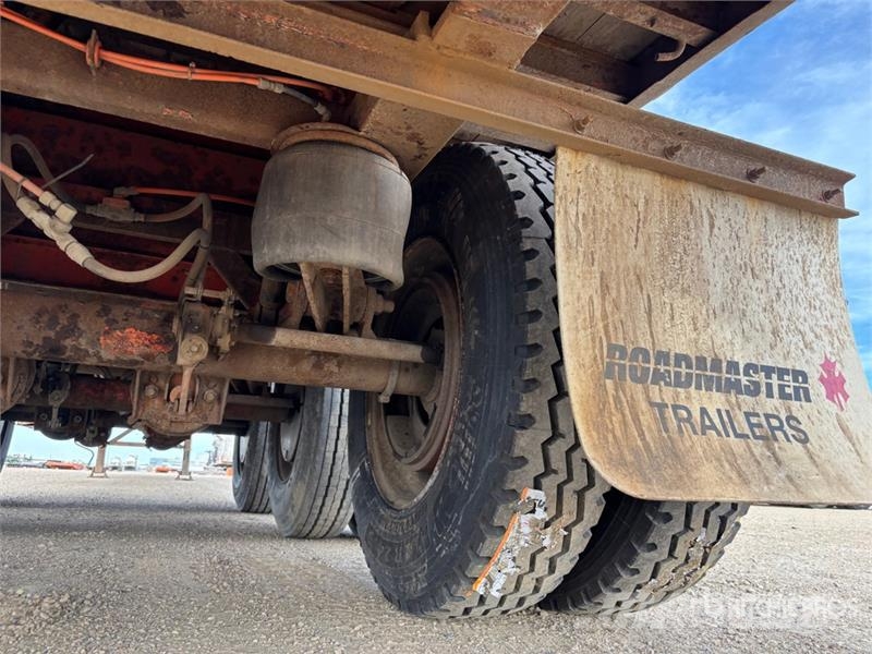  Thruway ROADMASTER 53 ft Tri/A C/W Bunks Flatbed T مقطوروات مسطحة/مفصلية الجوانب