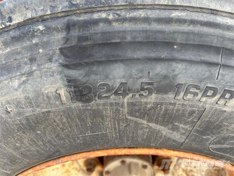  Thruway ROADMASTER 53 ft Tri/A C/W Bunks Flatbed T مقطوروات مسطحة/مفصلية الجوانب