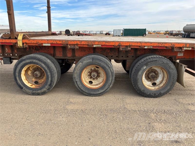  Thruway ROADMASTER 53 ft Tri/A C/W Bunks Flatbed T مقطوروات مسطحة/مفصلية الجوانب