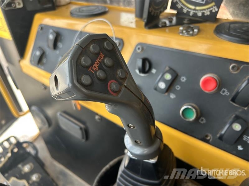 Tigercat L870C Leveling Track Feller Buncher Talador apilador