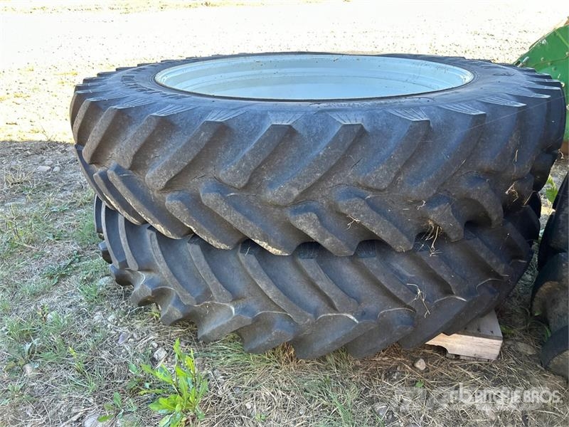 Titan of (2) Titan Hi-Traction Lug Radial 380/90R46 Tire Gume, točkovi i felne