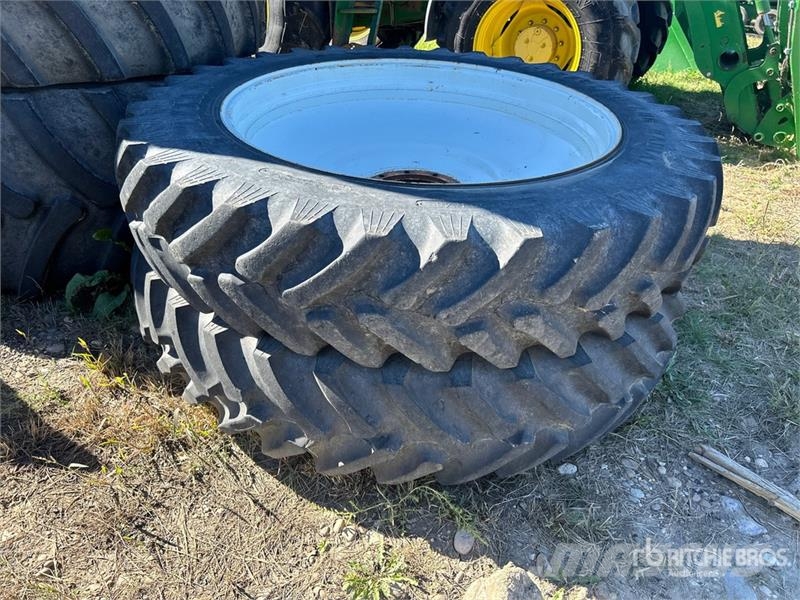 Titan of (2) Titan Hi-Traction Lug Radial 380/90R46 Tire Gume, točkovi i felne