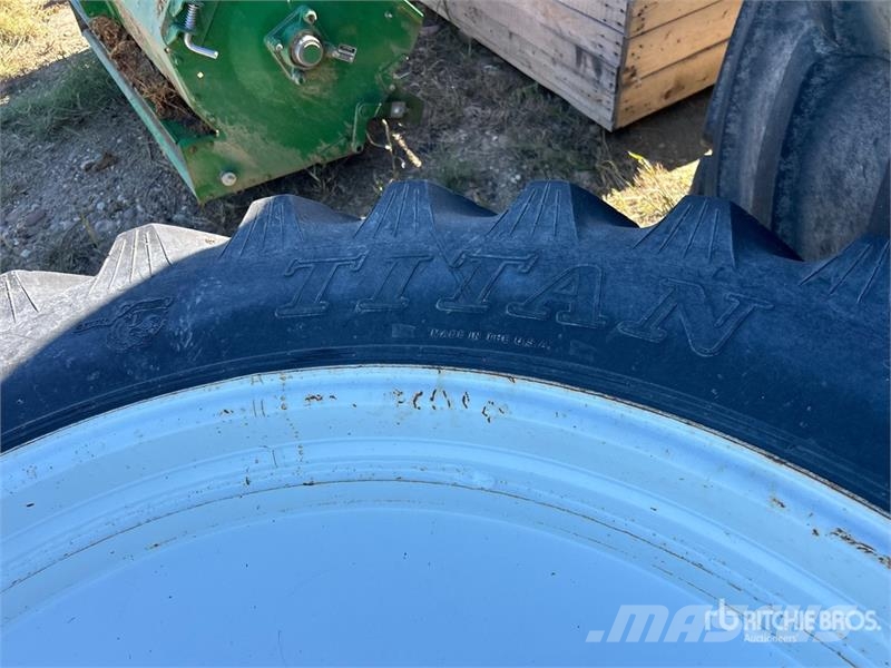 Titan of (2) Titan Hi-Traction Lug Radial 380/90R46 Tire Gume, točkovi i felne