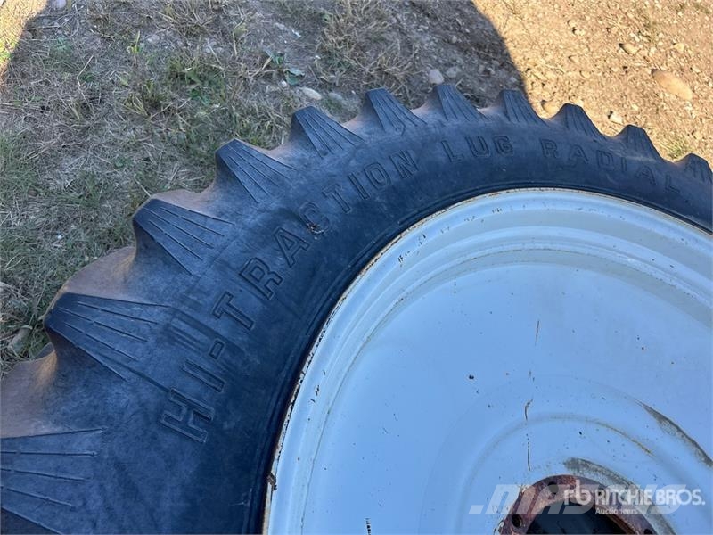 Titan of (2) Titan Hi-Traction Lug Radial 380/90R46 Tire Gume, točkovi i felne