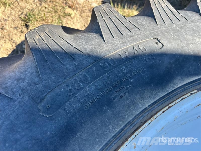 Titan of (2) Titan Hi-Traction Lug Radial 380/90R46 Tire Gume, točkovi i felne