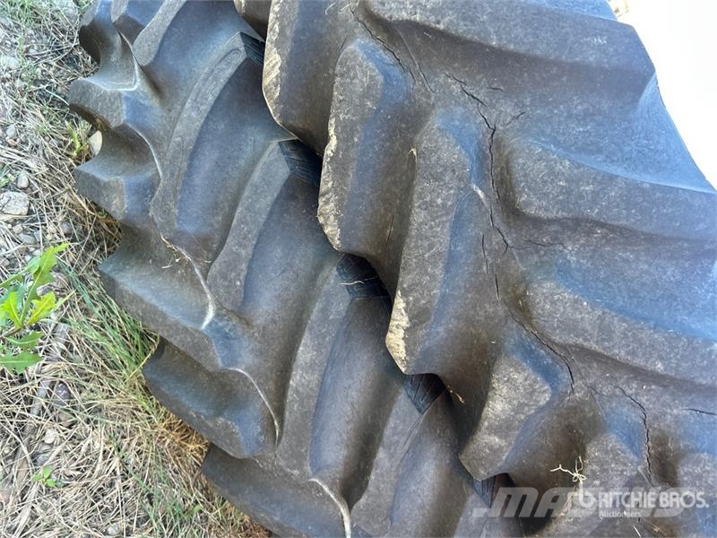 Titan of (2) Titan Hi-Traction Lug Radial 380/90R46 Tire Gume, točkovi i felne