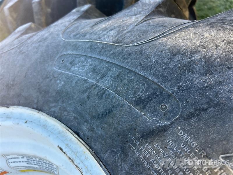 Titan of (4) Titan 23.1R30 Tires Däck, hjul och fälgar