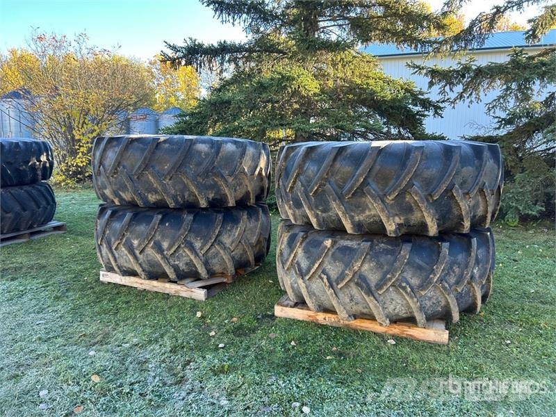Titan of (4) Titan 23.1R30 Tires Däck, hjul och fälgar